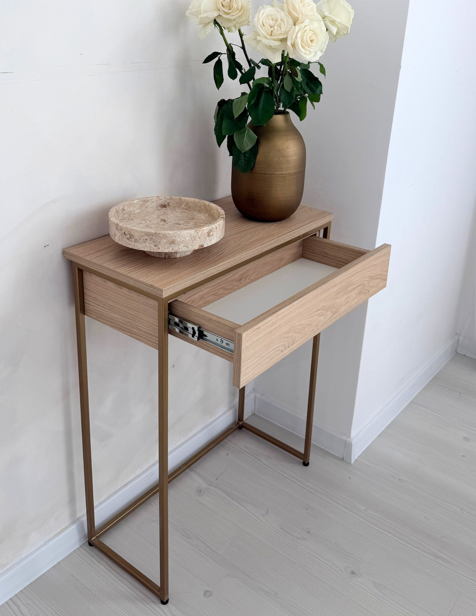minimalistyczna konsola drewniana na metalowych nogach