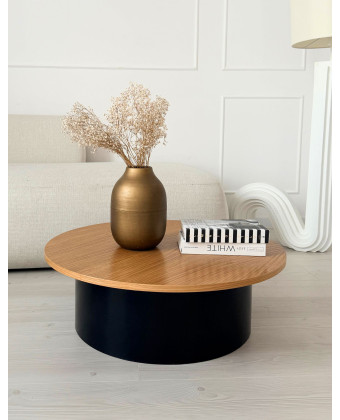 Stolik kawowy NURAN okrągły drewniany dąb z czarną podstawą w nowoczesnym salonie