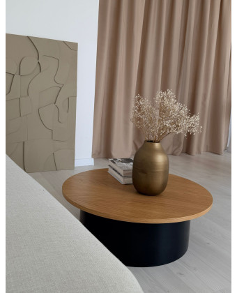 Stolik kawowy NURAN okrągły drewniany dąb z czarną podstawą w nowoczesnym salonie