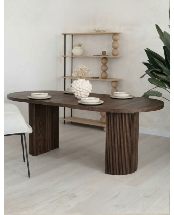 Nowoczesny Stół IZUMI z ryflowaną nogą do jadalni.