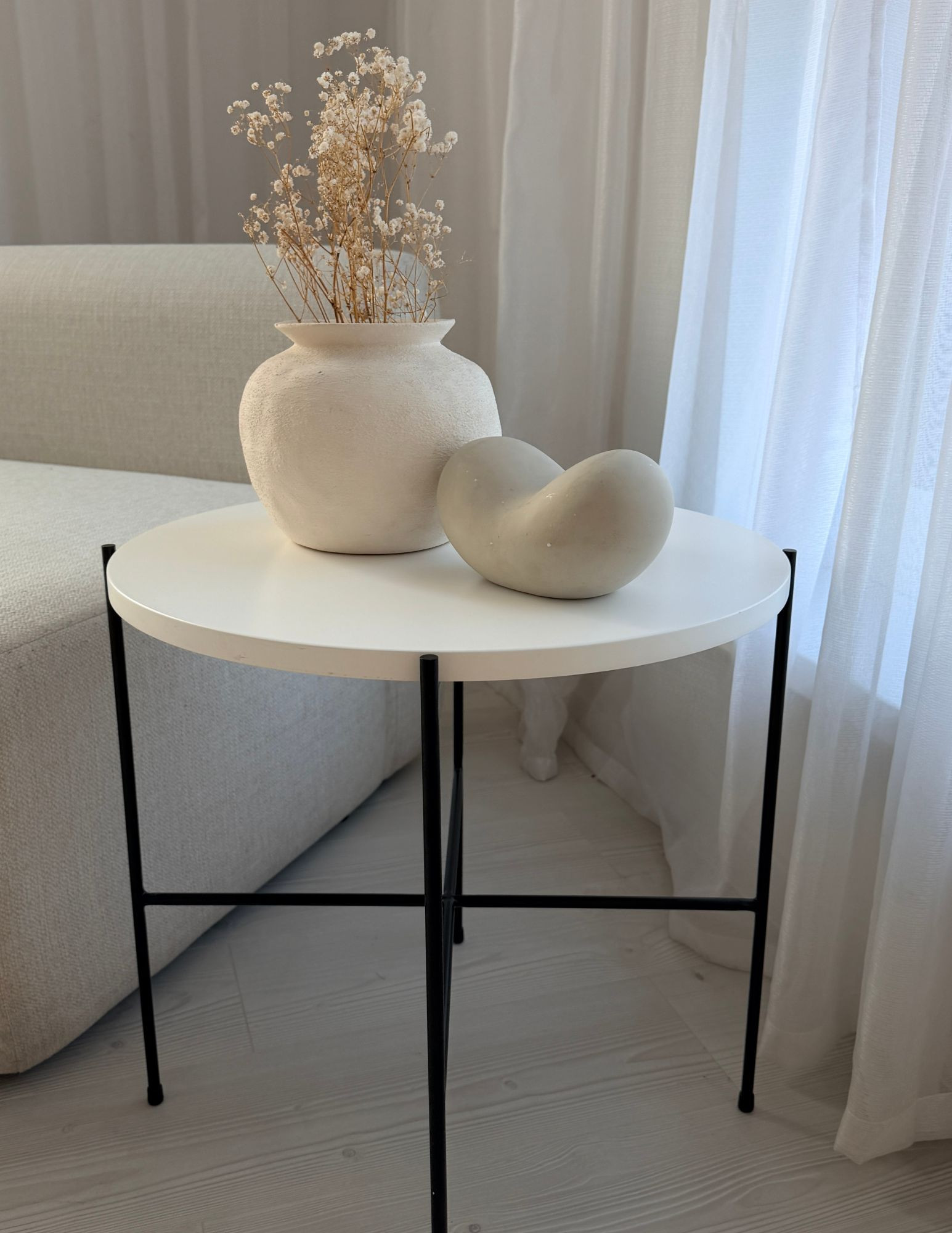 Okrągły stolik kawowy biały na czarnych nogach, minimalistyczny stolik do salonu, styl loft i japandi Okrągły stolik kawowy biały na czarnych nogach, minimalistyczny stolik do salonu, styl loft i japandi