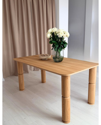 Profesjonalny stół do szkoleń kosmetycznych LENA z welurowymi krzesłami w klinice medycyny estetycznej