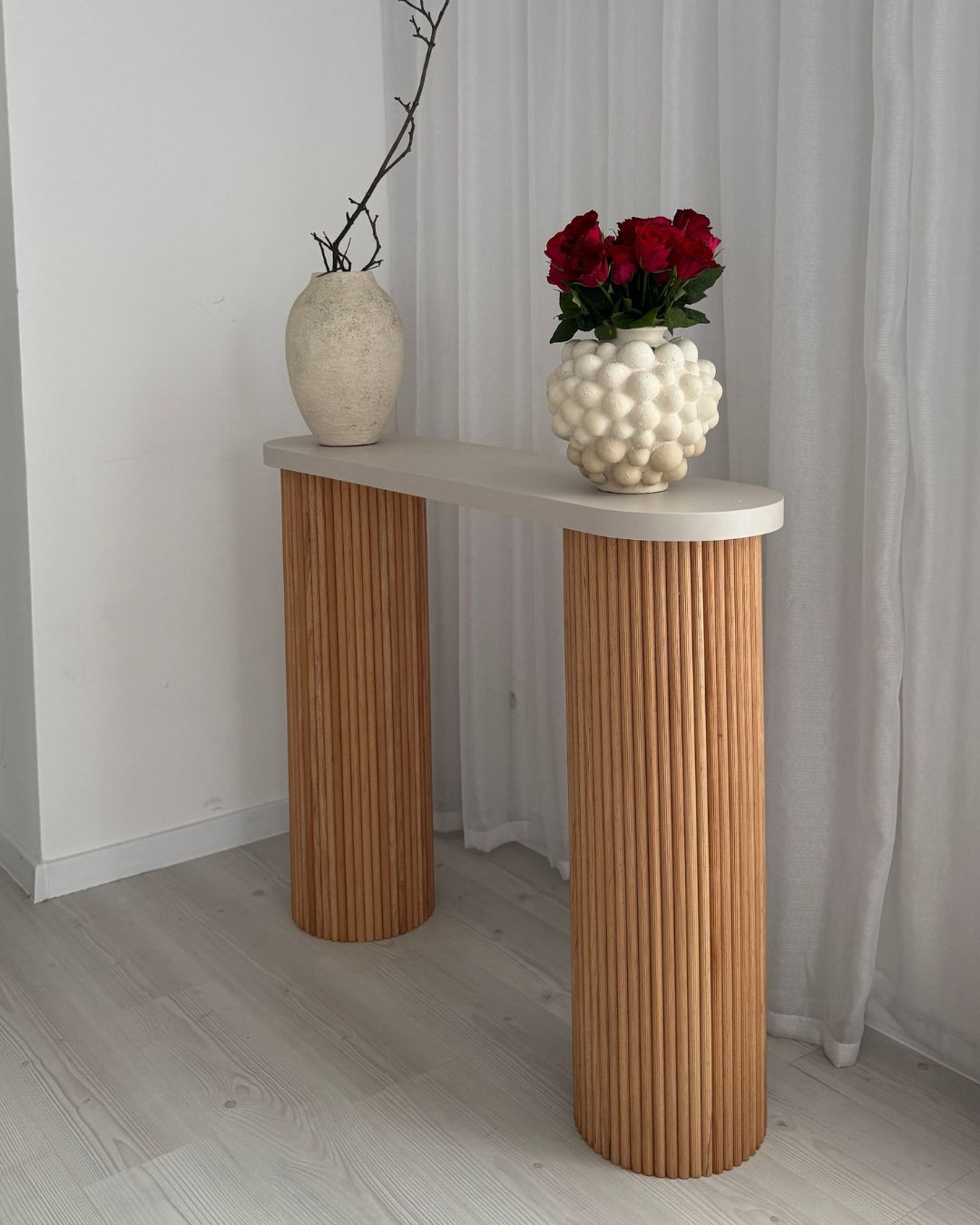 Konsola kosmetyczna ryflowane nogi drewniane blat kaszmir 120×30×90 cm — REVA Konsola kosmetyczna ryflowane nogi drewniane blat kaszmir 120×30×90 cm — REVA