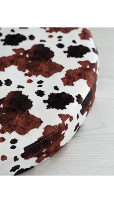 designerski puf podłogowy w krowi print do nowoczesnego wnętrza designerski puf podłogowy w krowi print do nowoczesnego wnętrza