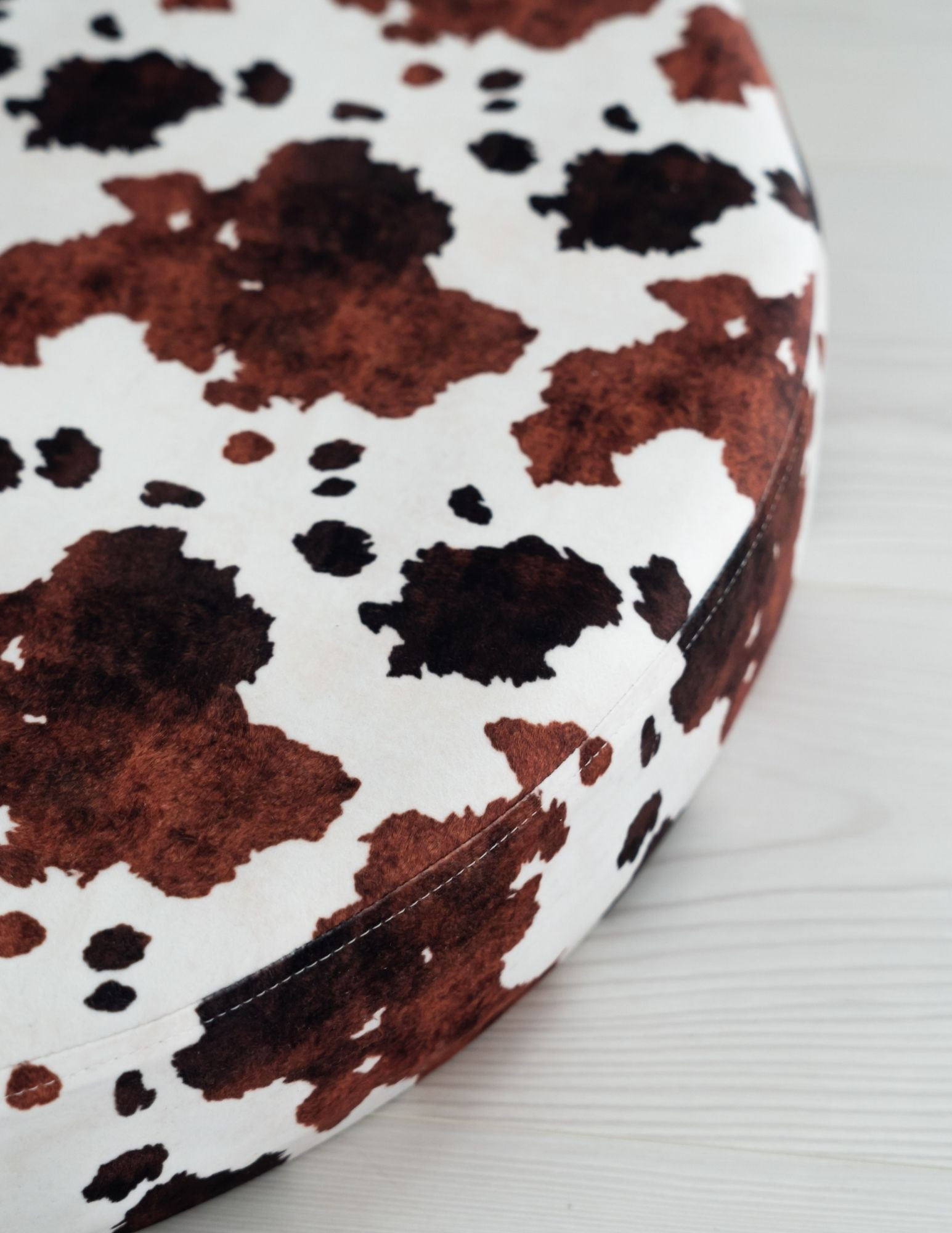 designerski puf podłogowy w krowi print do nowoczesnego wnętrza designerski puf podłogowy w krowi print do nowoczesnego wnętrza
