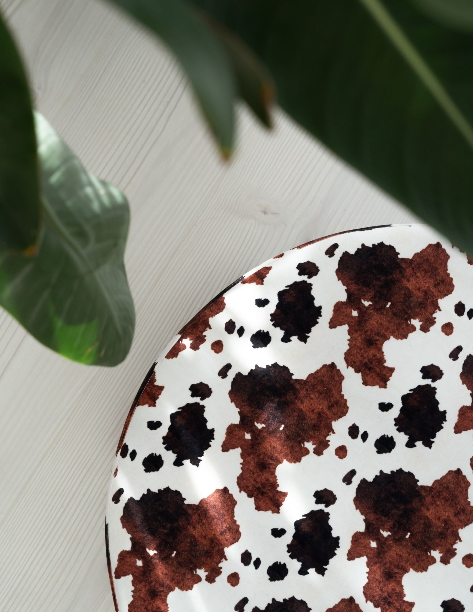 okrągły puf podłogowy LITTLE MOO w modny wzór cow print okrągły puf podłogowy LITTLE MOO w modny wzór cow print