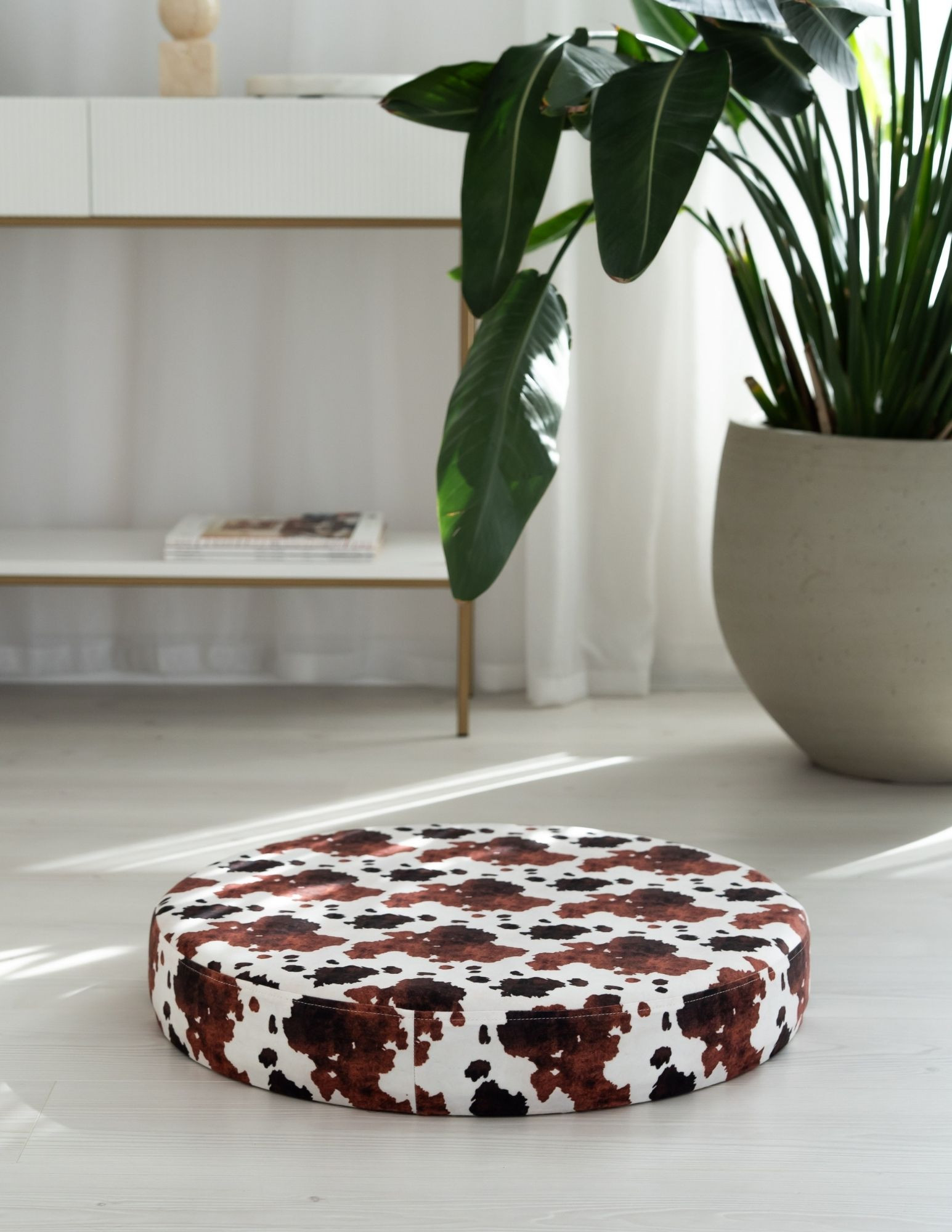 puf LITTLE MOO – okrągły puf podłogowy w krowi wzór do salonu puf LITTLE MOO – okrągły puf podłogowy w krowi wzór do salonu