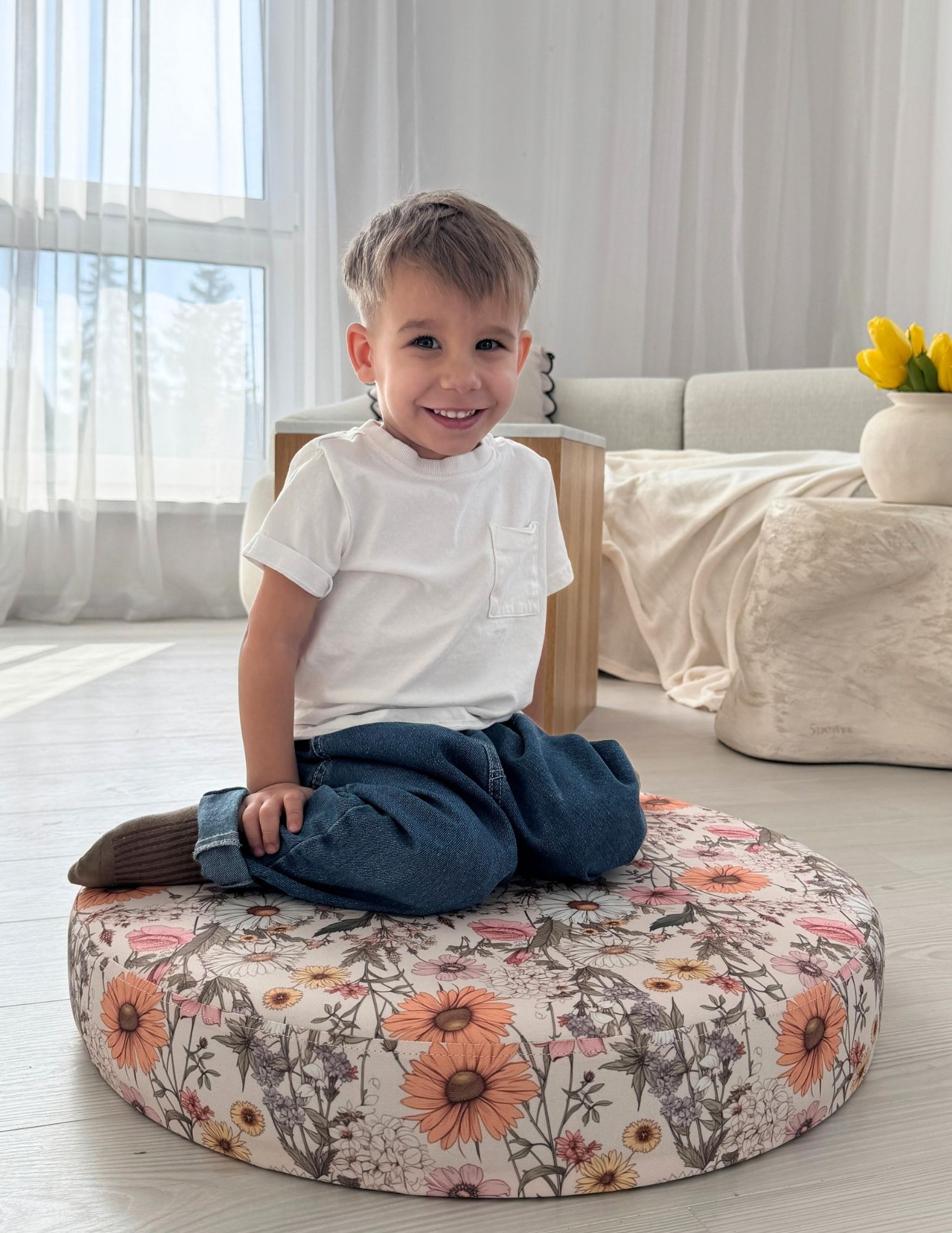 puf dekoracyjny BLOOM okrągły puf w kwiatowy print do wnętrz