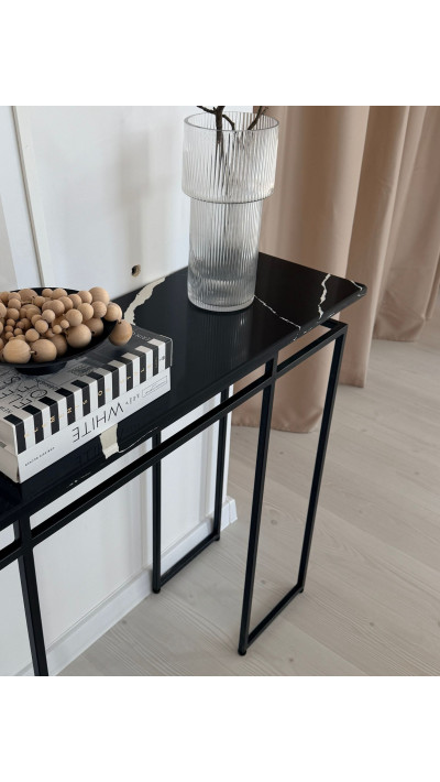Elegancka konsola przyścienna LORE – czarna konsola metalowa z marmurowym blatem do wnętrz premium