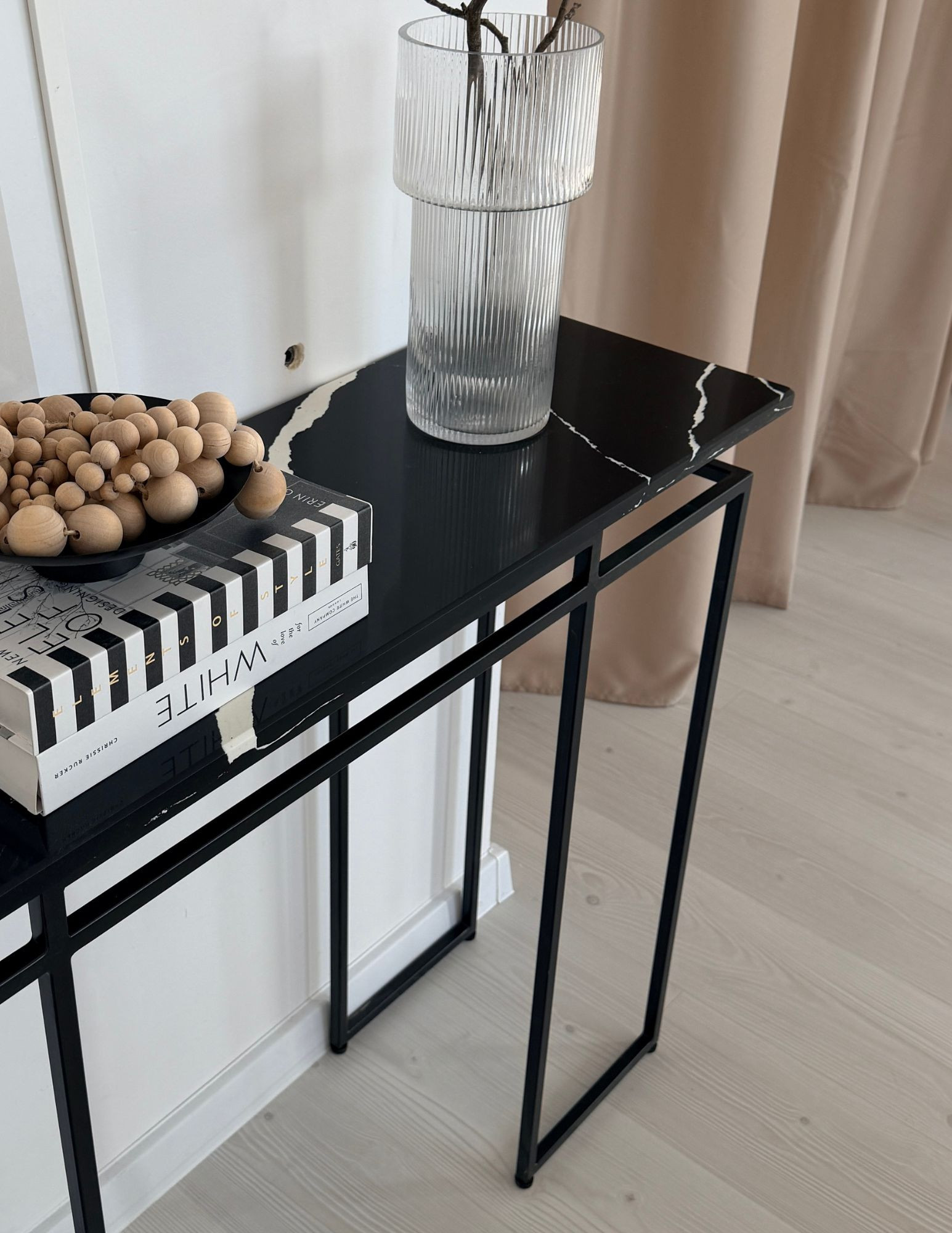 Elegancka konsola przyścienna LORE – czarna konsola metalowa z marmurowym blatem do wnętrz premium