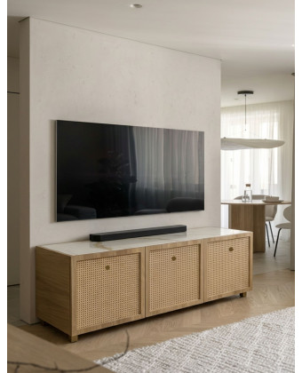 szafka RTV drewniana z rattanem i kamiennym blatem nowoczesna