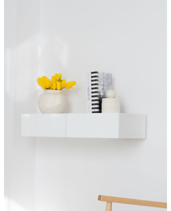 Szafka nocna Miley ryflowana biała mat – wiszący stolik nocny do sypialni