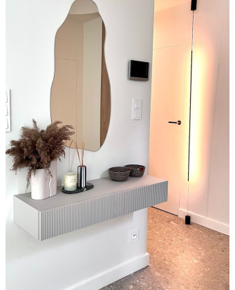 Nowoczesna konsola wisząca ryflowana – wąska konsola do przedpokoju z szufladami w stylu japandi