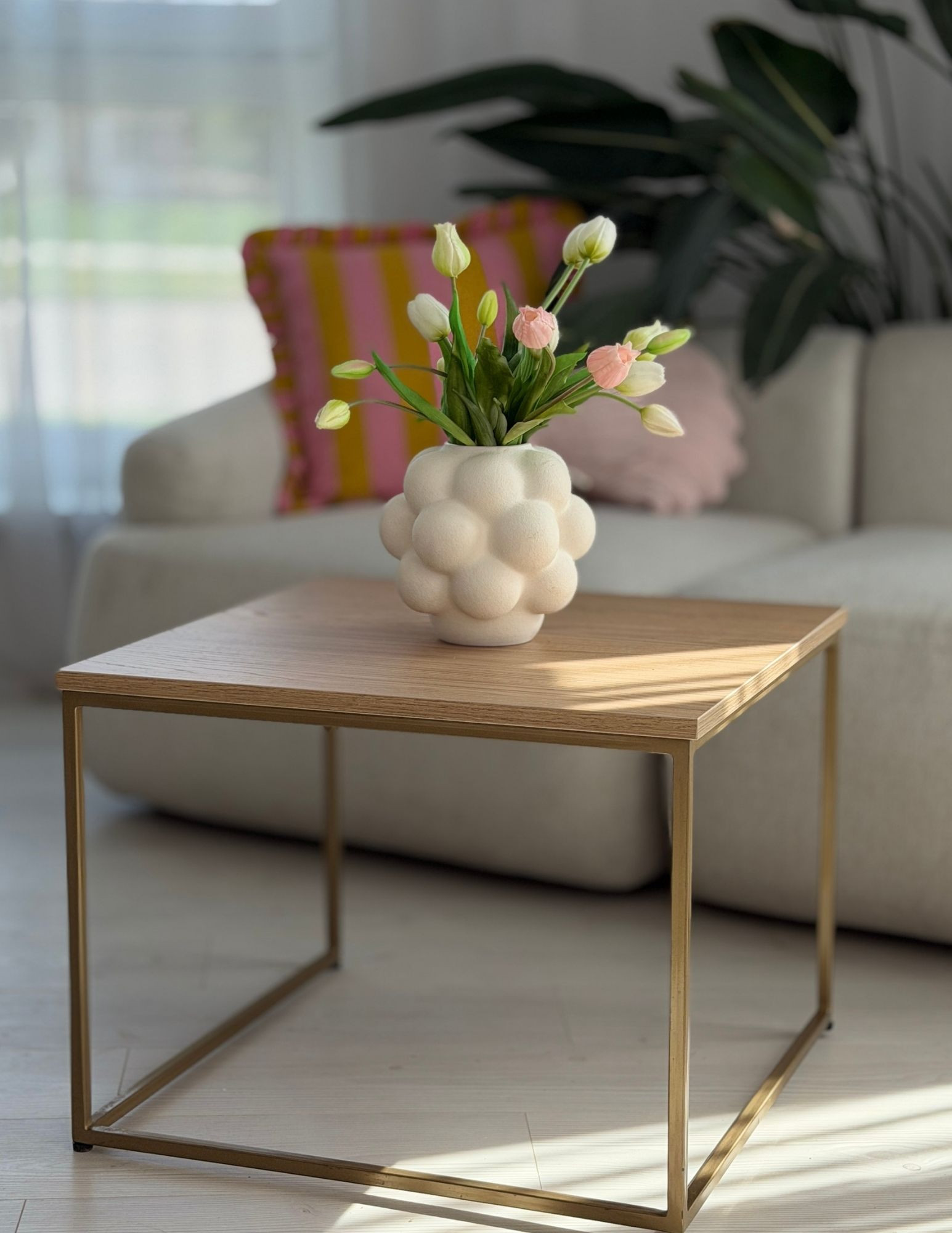 Nowoczesny stolik kawowy BONNIE GOLD z blatem laminowanym do salonu, stolik kawowy jasne drewno złota podstawa Nowoczesny stolik kawowy BONNIE GOLD z blatem laminowanym do salonu, stolik kawowy jasne drewno złota podstawa