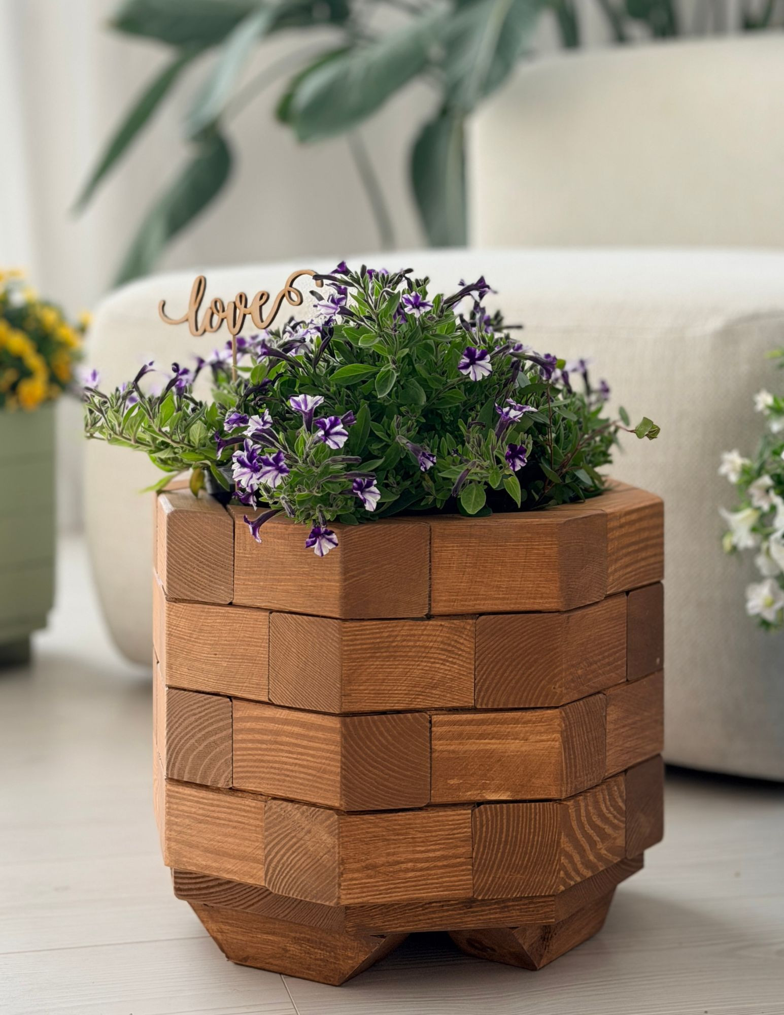 donica z drewna kolor dąb ozdobna do salonu z kwiatami