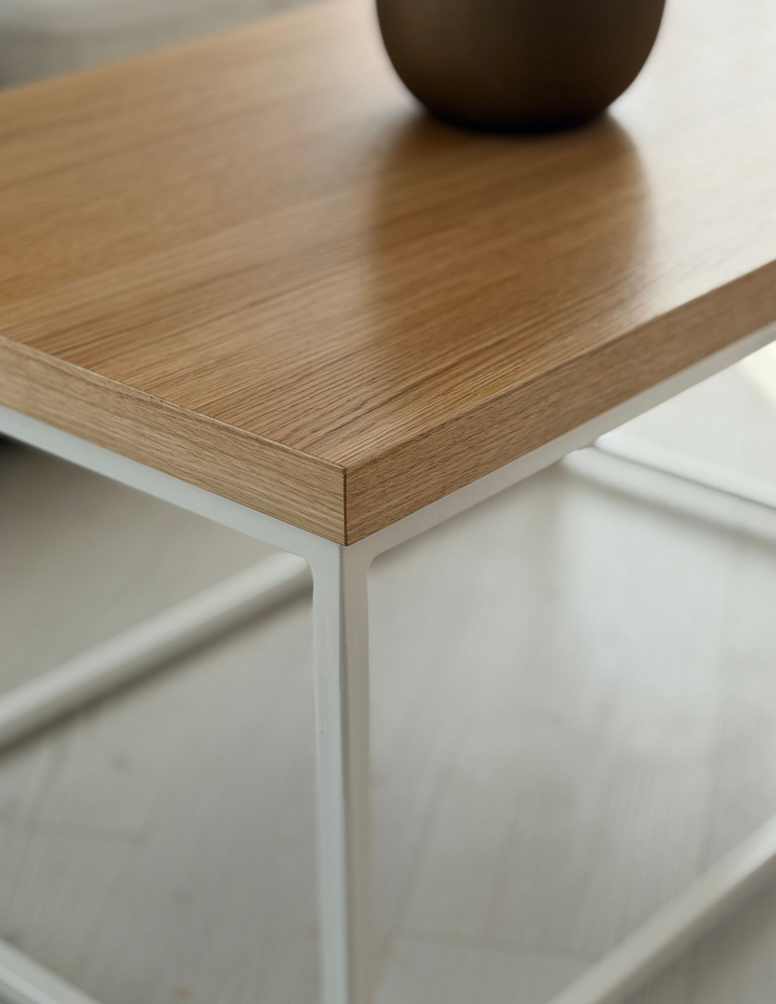 Nowoczesny stolik kawowy z drewnianym blatem i białą podstawą | Minimalistyczny design Nowoczesny stolik kawowy z drewnianym blatem i białą podstawą | Minimalistyczny design