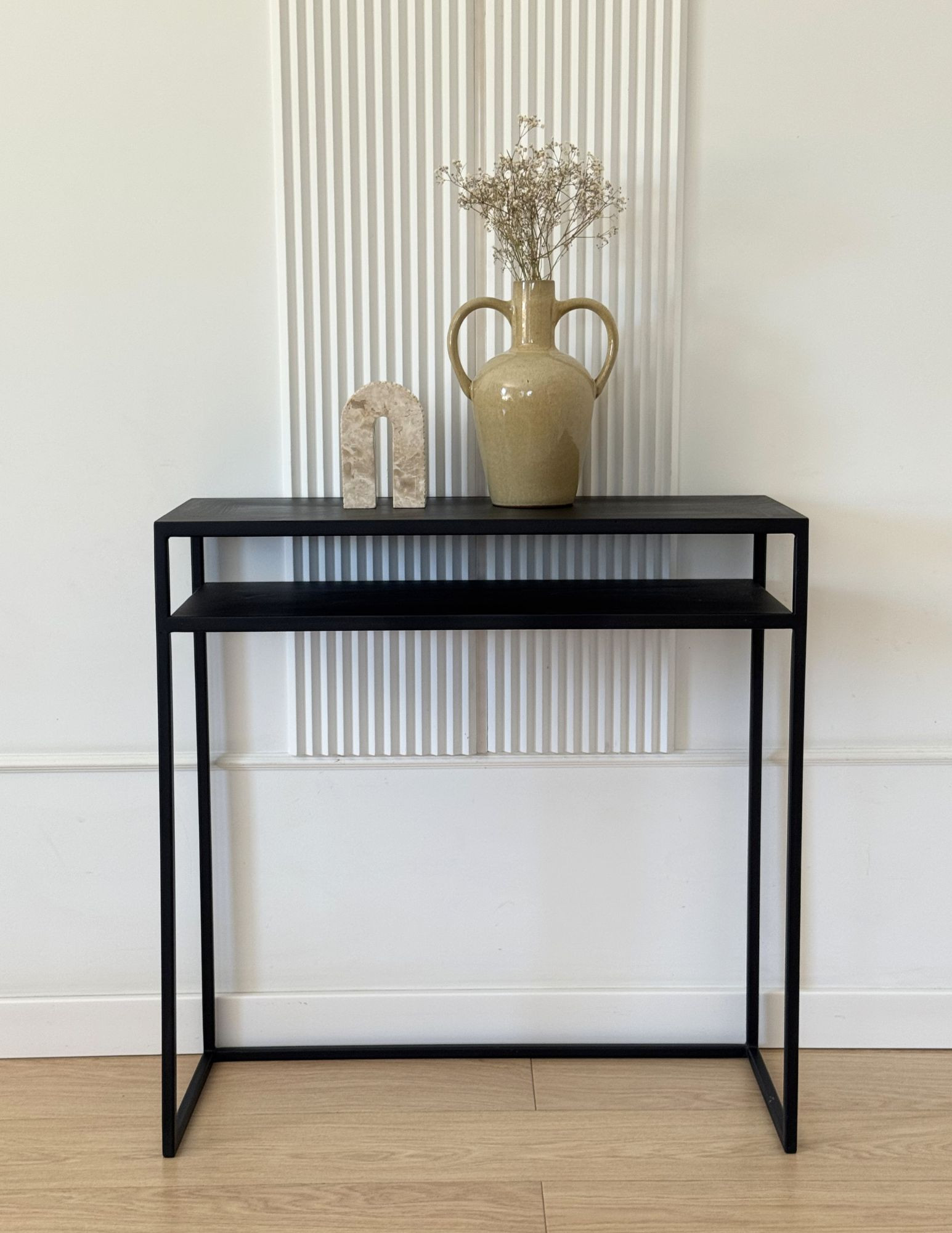 konsola do salonu stal czarna minimalistyczna z półką konsola do salonu stal czarna minimalistyczna z półką