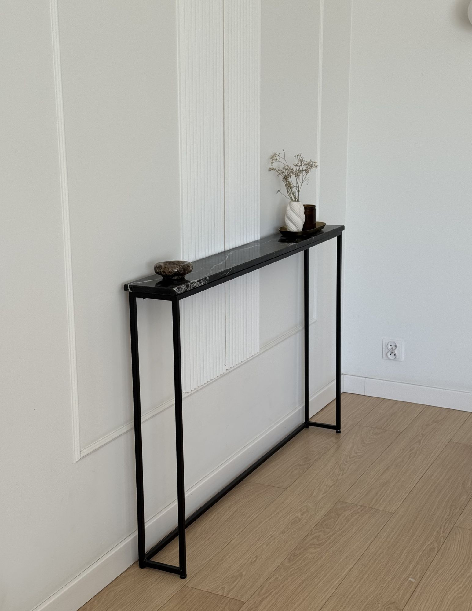 nowoczesna konsola marmurowa czarny mat minimalistyczna do salonu