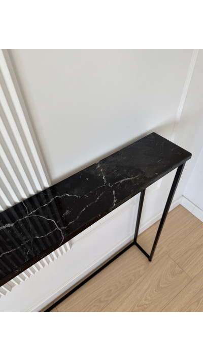 konsola przy ścianie z naturalnym marmurem Nero Marquina japandi