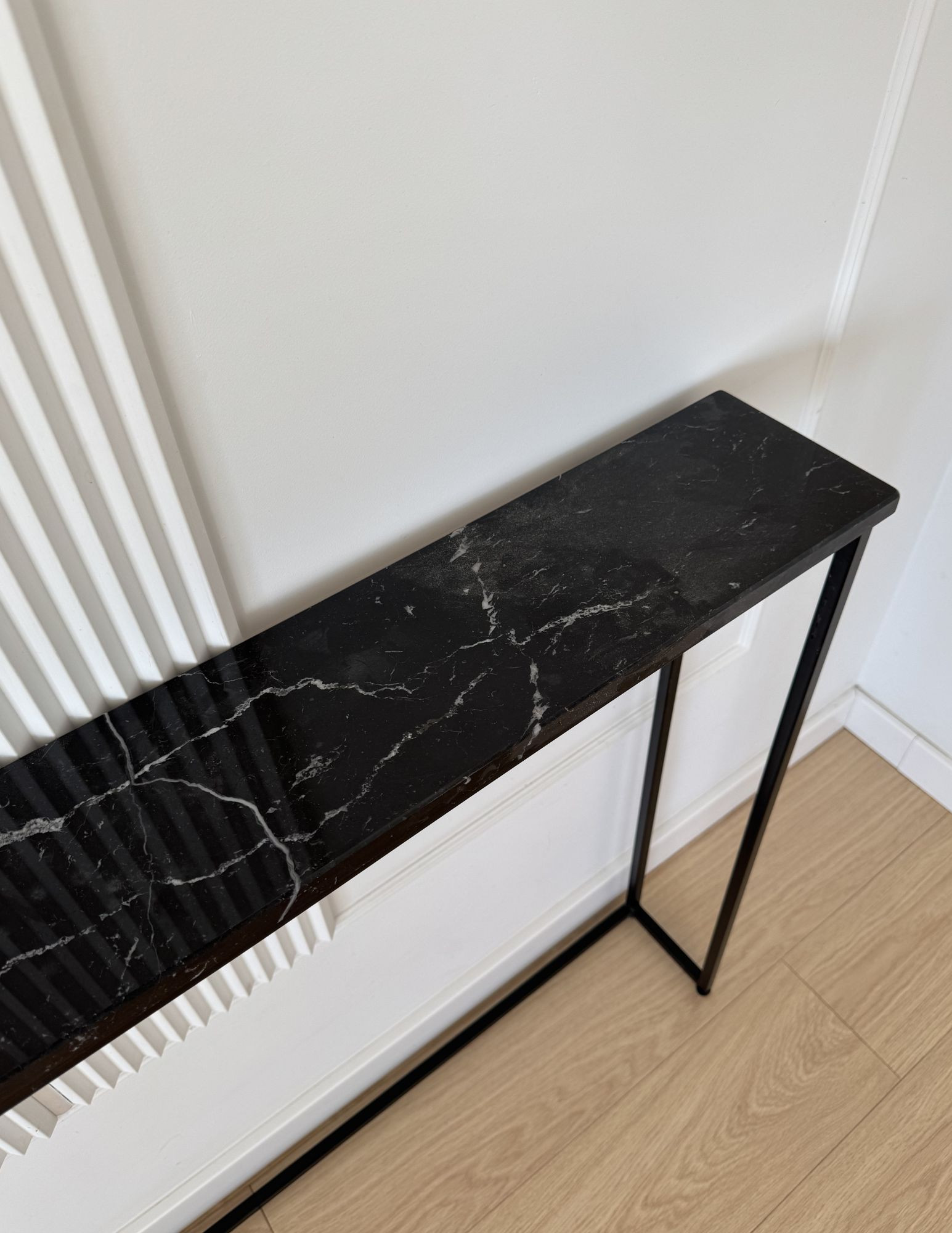 konsola przy ścianie z naturalnym marmurem Nero Marquina japandi