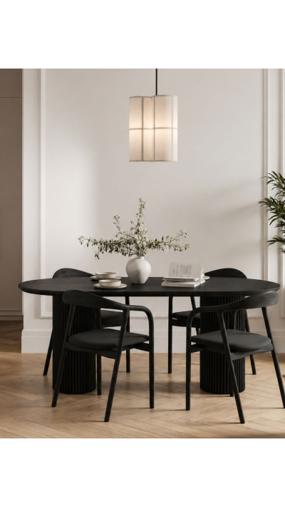 Designerski czarny stół do jadalni wykonany z naturalnego forniru dębowego. Designerski czarny stół do jadalni wykonany z naturalnego forniru dębowego.