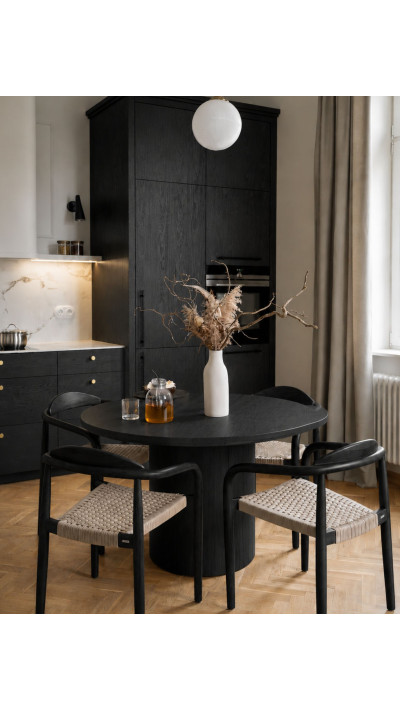 Nowoczesny stół do salonu i jadalni z czarnego dębu w stylu minimalistycznym. Nowoczesny stół do salonu i jadalni z czarnego dębu w stylu minimalistycznym.