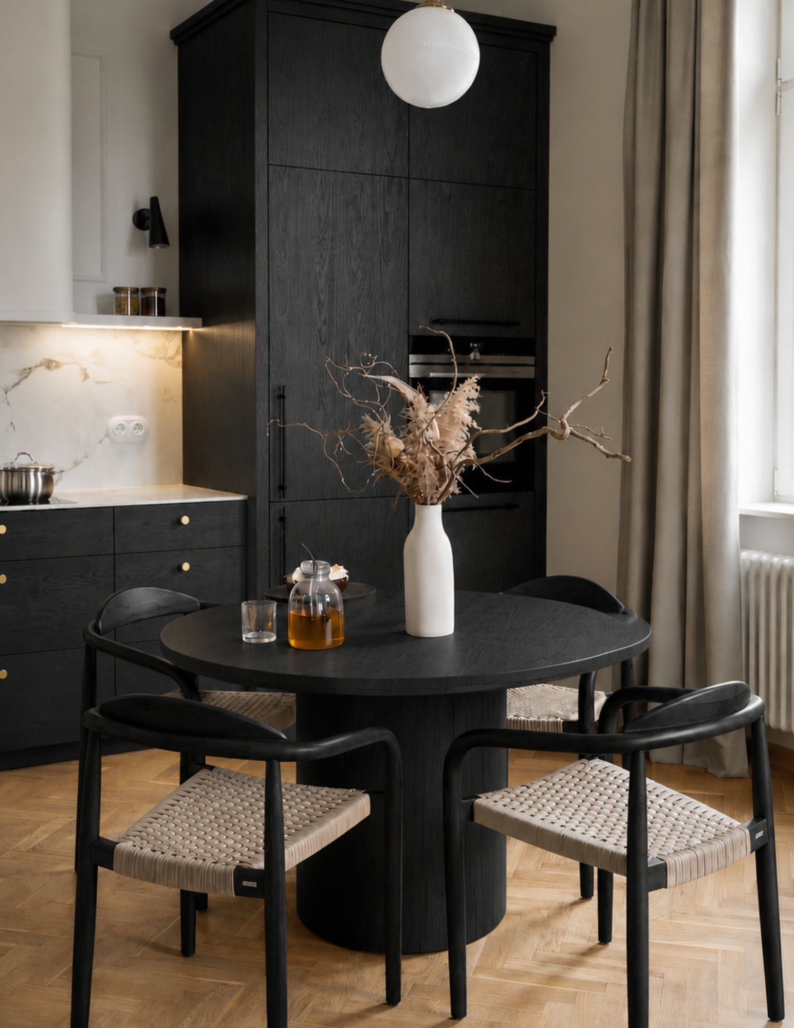 Nowoczesny stół do salonu i jadalni z czarnego dębu w stylu minimalistycznym. Nowoczesny stół do salonu i jadalni z czarnego dębu w stylu minimalistycznym.