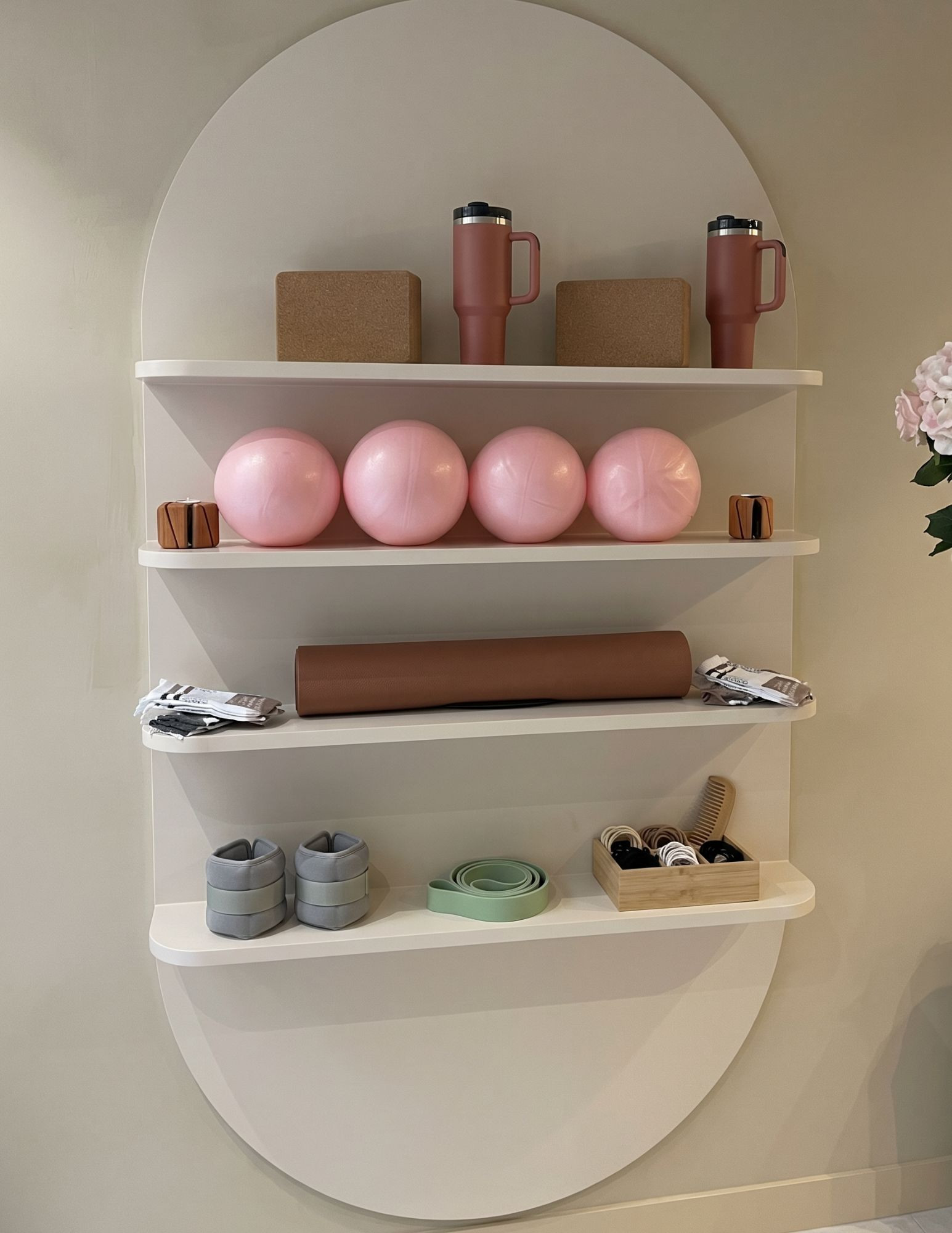 Regał ścienny BOW - nowoczesny owalny regał wiszący z 4 półkami. Pilates Regał ścienny BOW - nowoczesny owalny regał wiszący z 4 półkami. Pilates