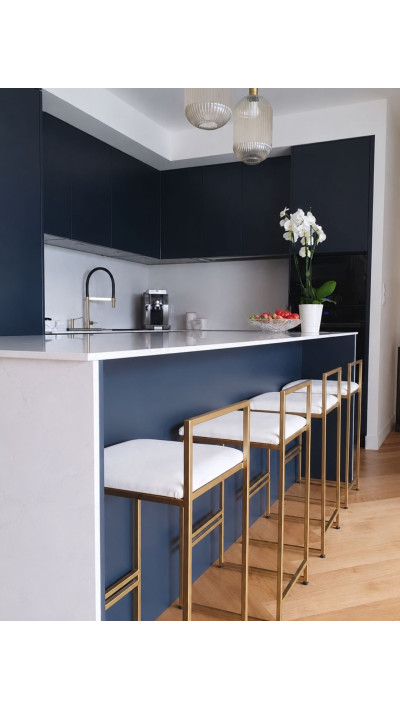 White bar stools with gold bases – a set of 3 eco-leather bar stools for a kitchen island White bar stools with gold bases – a set of 3 eco-leather bar stools for a kitchen island