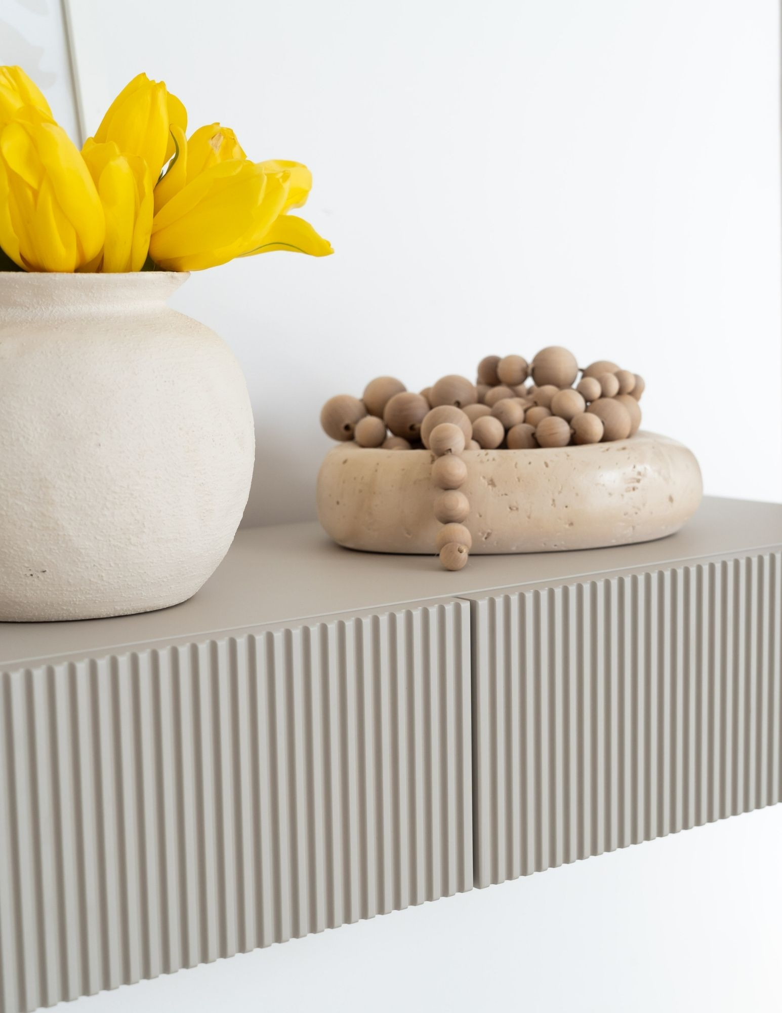 Konsola do salonu ryflowana – designerska konsola przyścienna w stylu minimalistycznym Konsola do salonu ryflowana – designerska konsola przyścienna w stylu minimalistycznym