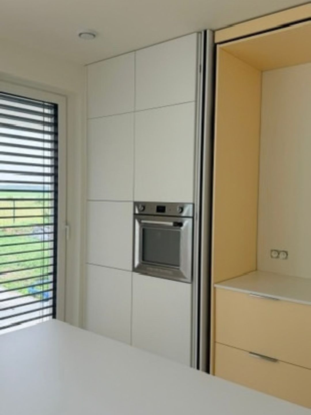 White kitchen with the REVEGO system White kitchen with the REVEGO system