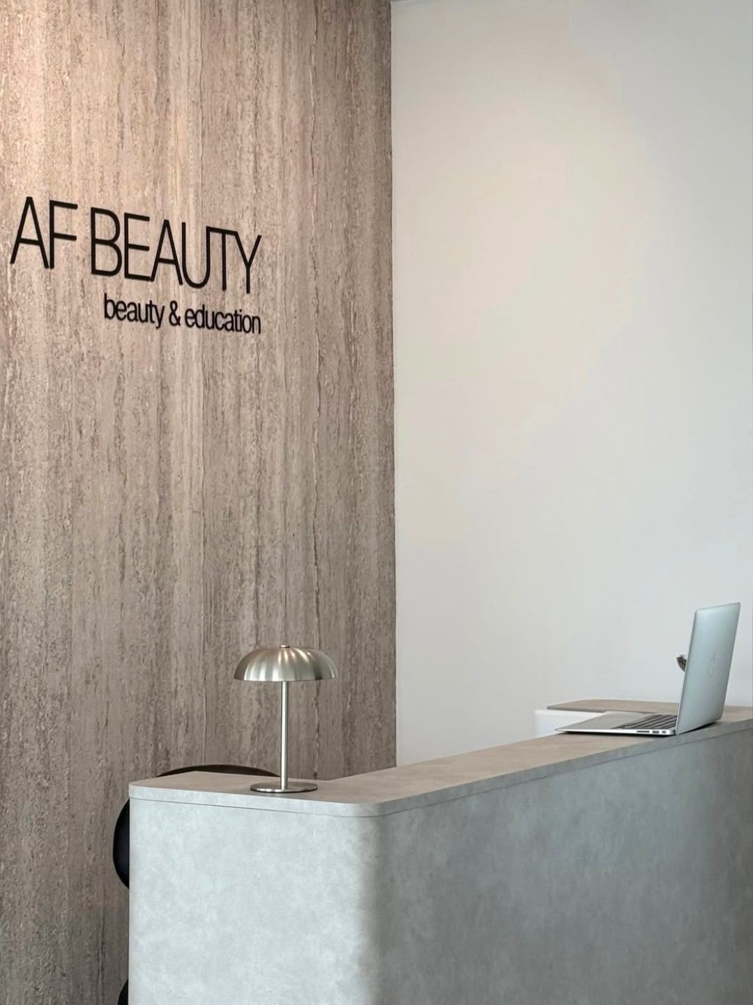 RAYS Reception Desk – A Modern Counter for Beauty Salons and Hair Salons | Papierówka RAYS Reception Desk – A Modern Counter for Beauty Salons and Hair Salons | Papierówka