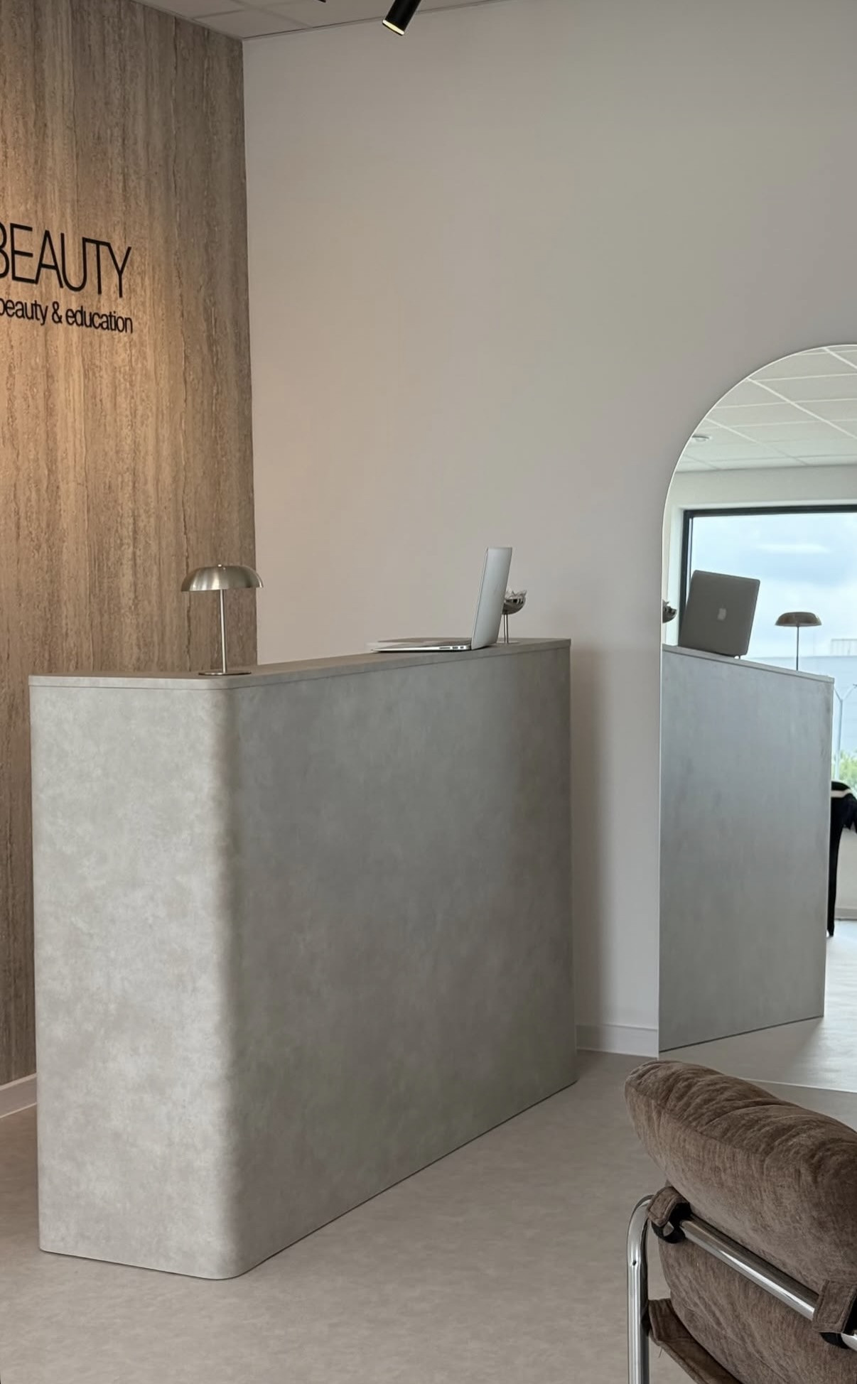RAYS Reception Desk – A Modern Counter for Beauty Salons and Hair Salons | Papierówka RAYS Reception Desk – A Modern Counter for Beauty Salons and Hair Salons | Papierówka