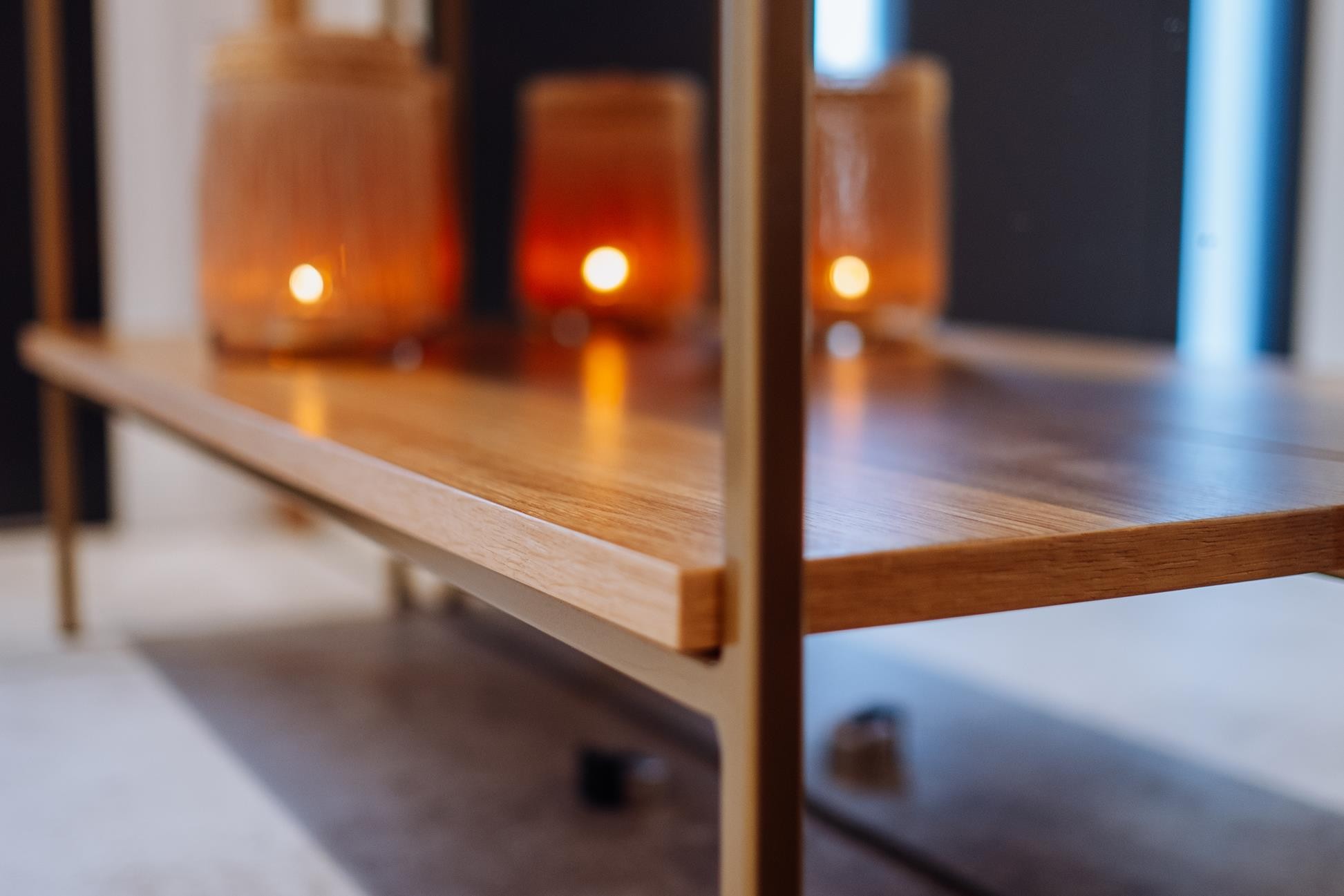 Minimalistyczna konsola drewniana do salonu lub sypialni Minimalistyczna konsola drewniana do salonu lub sypialni