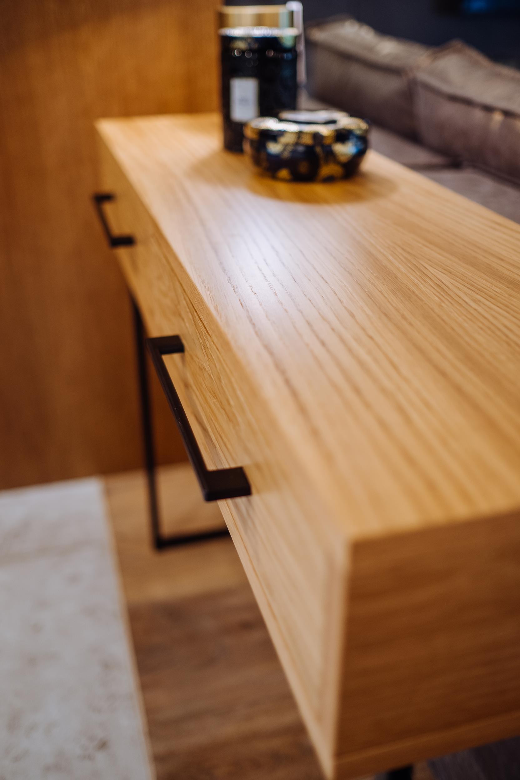 Mebel w stylu loft – konsola VENICE z drewnianym blatem i stalową podstawą