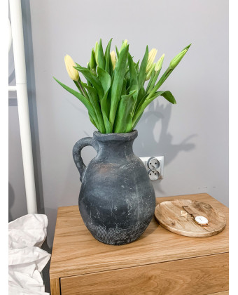 Szary ceramiczny wazon z uchwytem w rustykalnym stylu na białej pościeli Szary ceramiczny wazon z uchwytem w rustykalnym stylu na białej pościeli