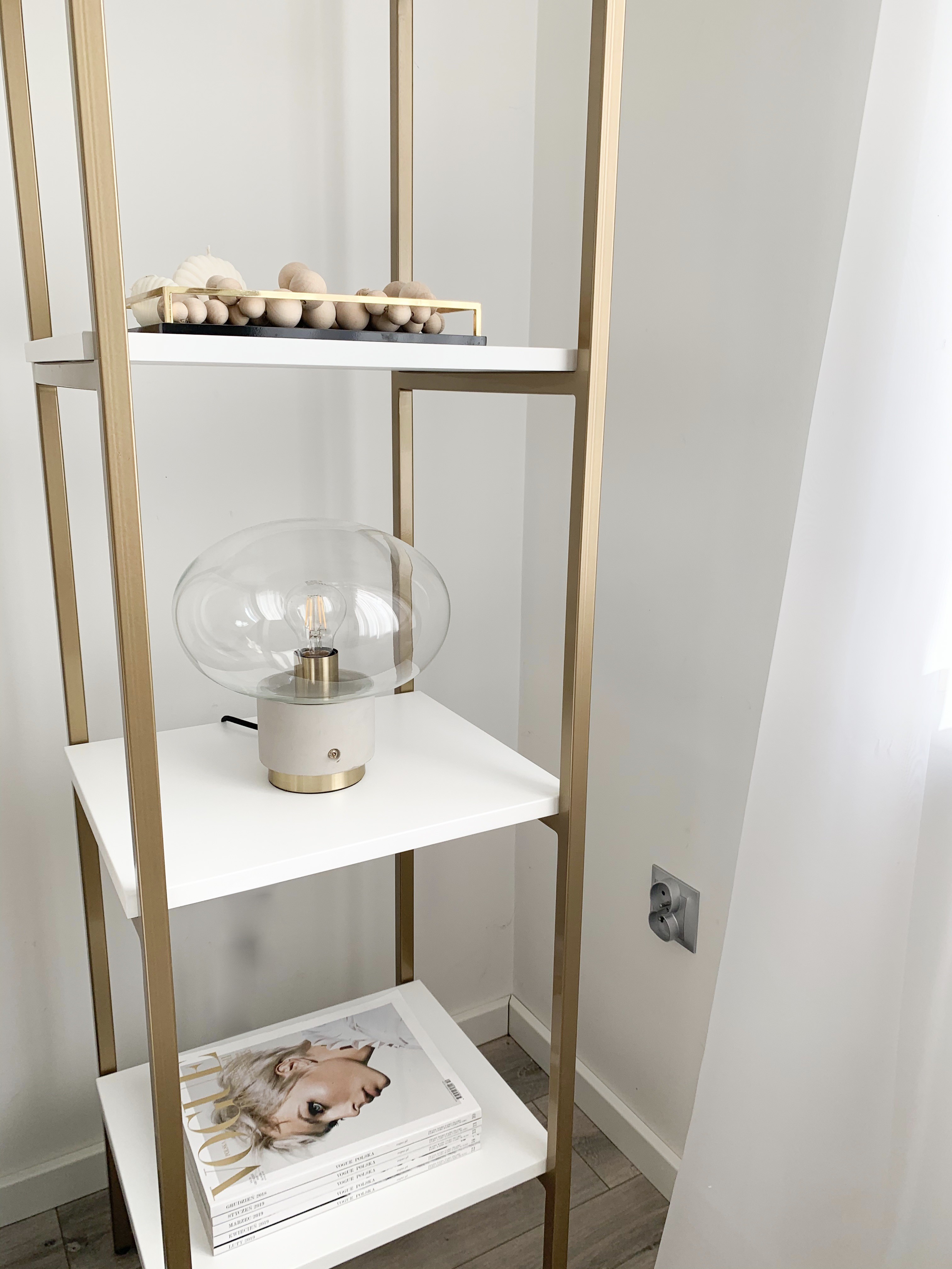 Designerski regał ANGEL w kolorze złota i bieli – funkcjonalny i estetyczny Designerski regał ANGEL w kolorze złota i bieli – funkcjonalny i estetyczny