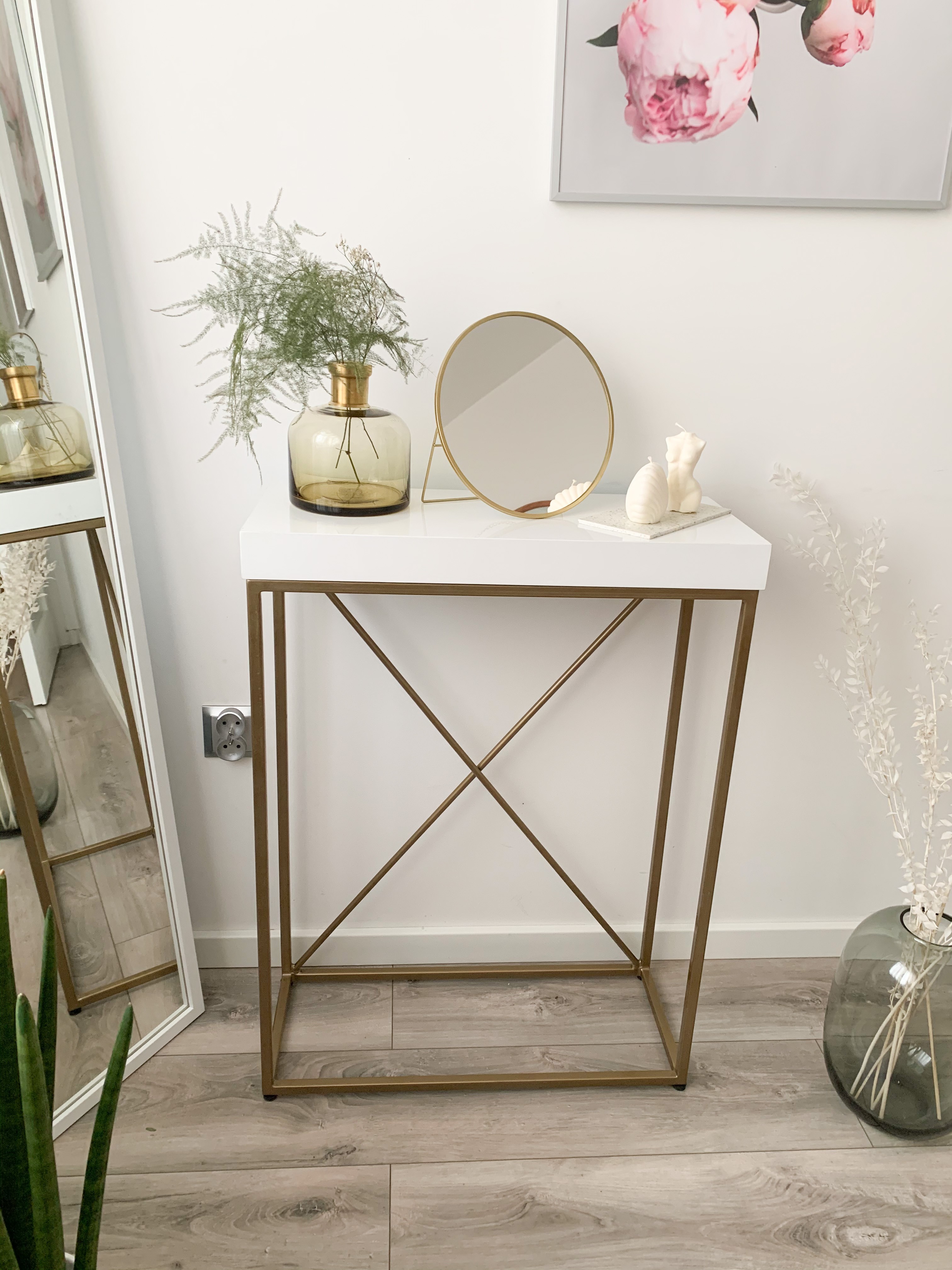 Konsola glamour ABBI z metalową złotą ramą i eleganckim białym blatem Konsola glamour ABBI z metalową złotą ramą i eleganckim białym blatem