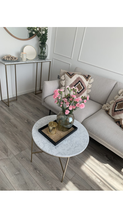 Stolik kawowy do wnętrz glamour – INESS z białym blatem i złotą ramą Stolik kawowy do wnętrz glamour – INESS z białym blatem i złotą ramą