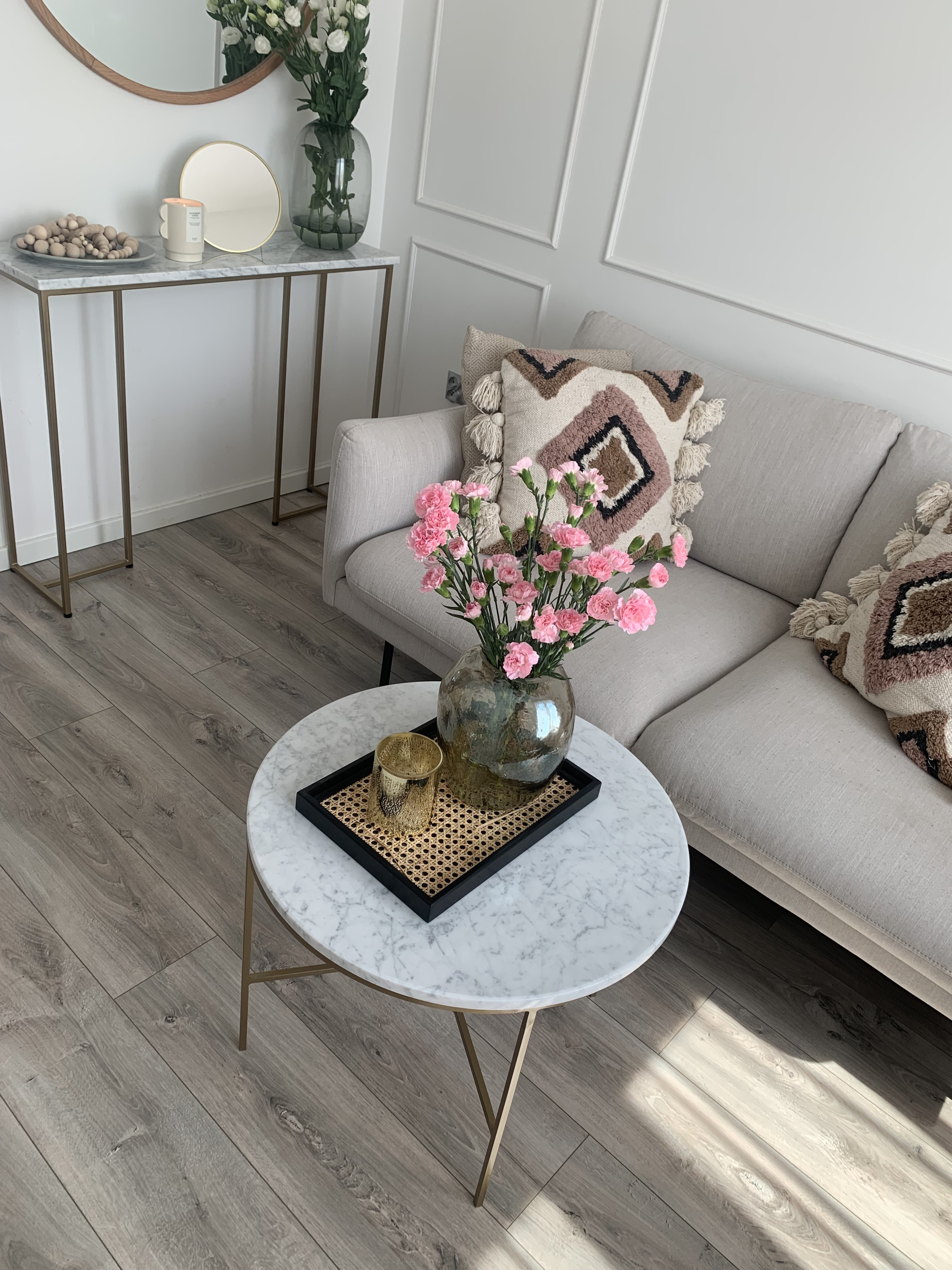 Stolik kawowy do wnętrz glamour – INESS z białym blatem i złotą ramą Stolik kawowy do wnętrz glamour – INESS z białym blatem i złotą ramą
