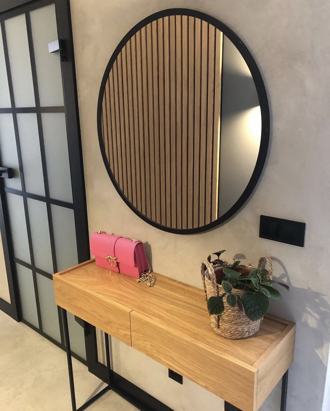 Nowoczesna konsola toaletka z dębu fornirowanego VENICE – wąska forma i minimalistyczny design. Nowoczesna konsola toaletka z dębu fornirowanego VENICE – wąska forma i minimalistyczny design.