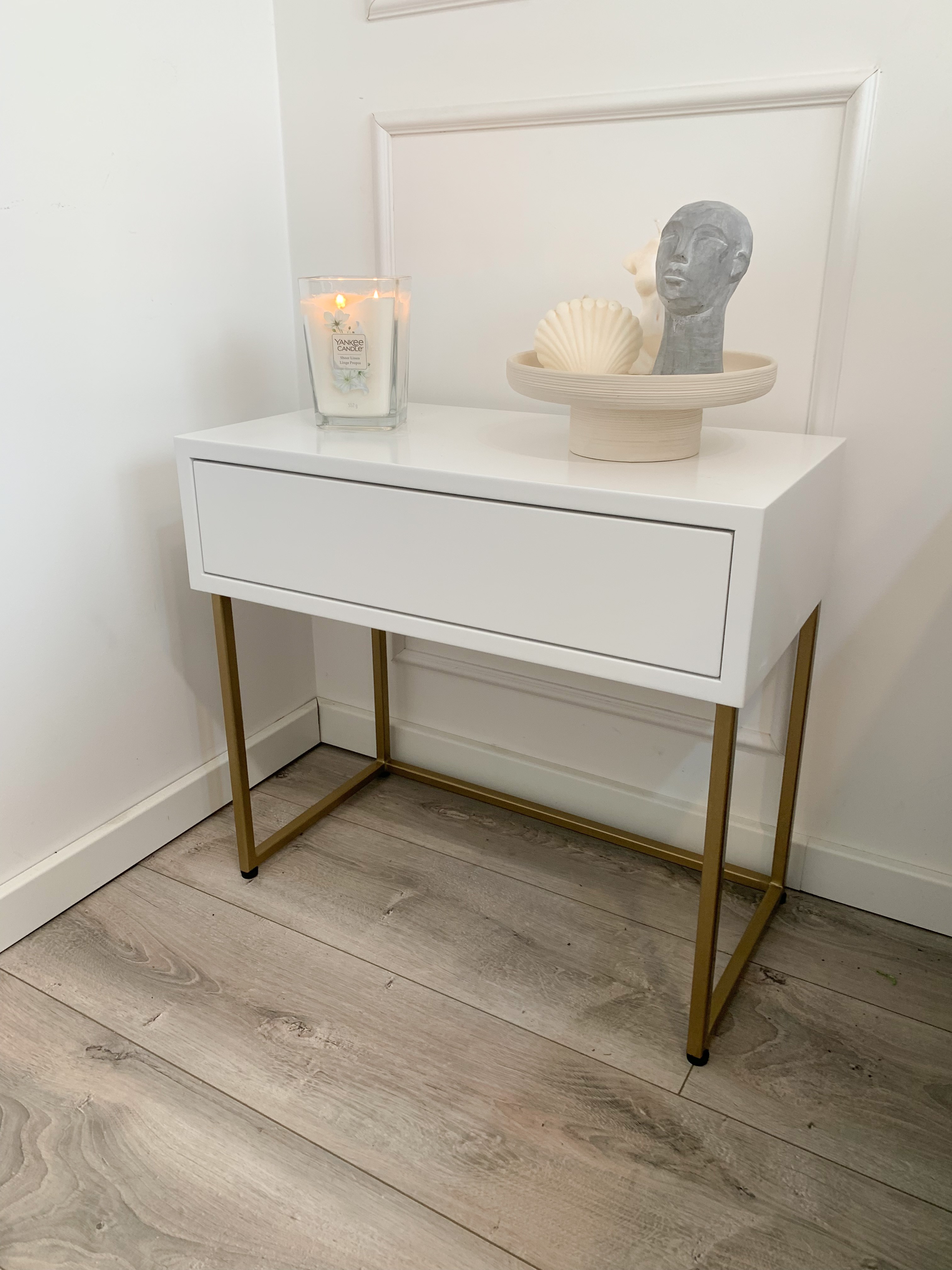 Designerska szafka nocna z jedną szufladą i elegancką złotą ramą Designerska szafka nocna z jedną szufladą i elegancką złotą ramą