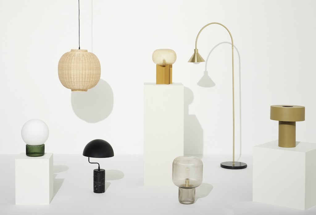 Stylowa lampa stołowa z kopułkowym kloszem – model POISE BLACK w aranżacji sypialni Stylowa lampa stołowa z kopułkowym kloszem – model POISE BLACK w aranżacji sypialni