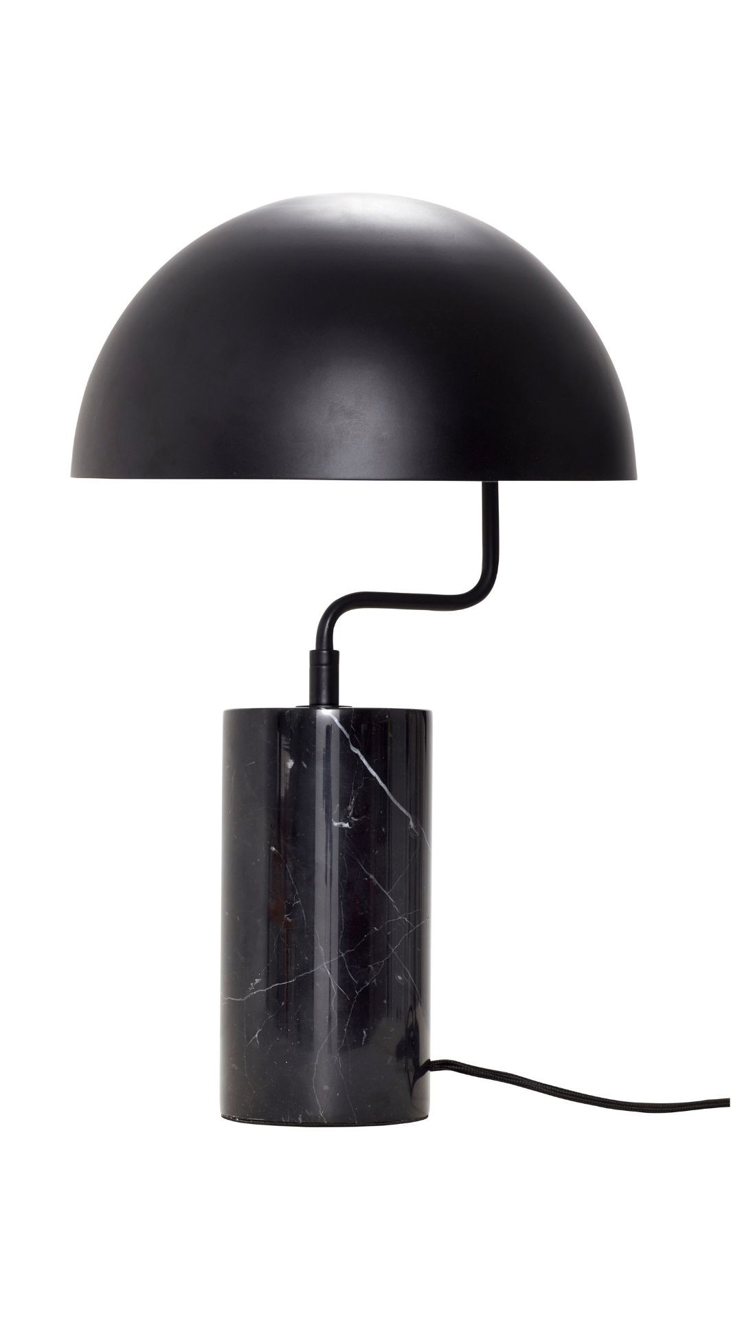 Lampa stołowa POISE BLACK z czarną kopułą i marmurową podstawą na białym stoliku Lampa stołowa POISE BLACK z czarną kopułą i marmurową podstawą na białym stoliku