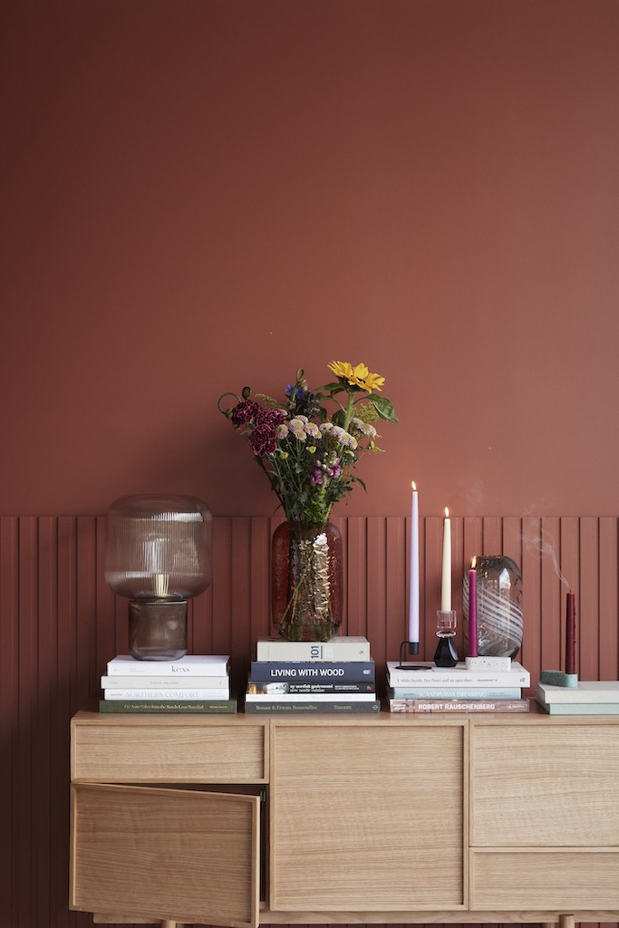 Minimalistyczna lampa PIRIUM w stylu japandi – na drewnianej komodzie Minimalistyczna lampa PIRIUM w stylu japandi – na drewnianej komodzie