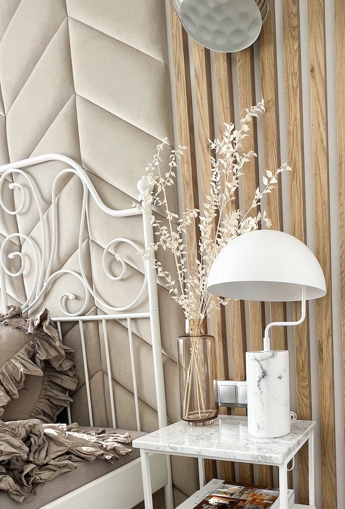 Minimalistyczna lampa stołowa POISE WHITE na białym blacie z dekoracją z traw Minimalistyczna lampa stołowa POISE WHITE na białym blacie z dekoracją z traw