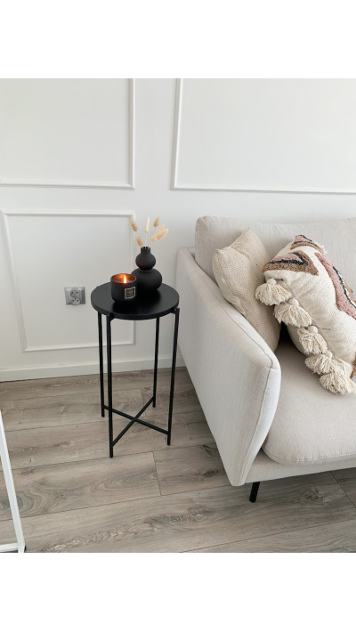Elegancki stolik nocny z białym blatem i czarnymi nogami – minimalistyczny design Elegancki stolik nocny z białym blatem i czarnymi nogami – minimalistyczny design