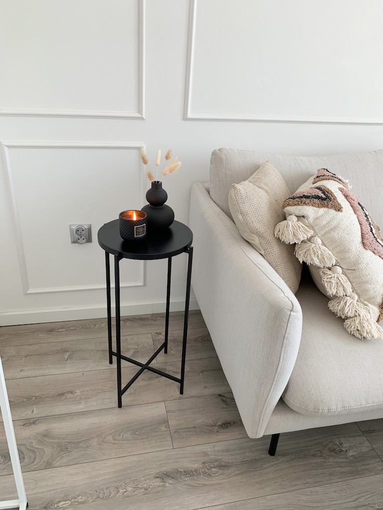 Elegancki stolik nocny z białym blatem i czarnymi nogami – minimalistyczny design Elegancki stolik nocny z białym blatem i czarnymi nogami – minimalistyczny design