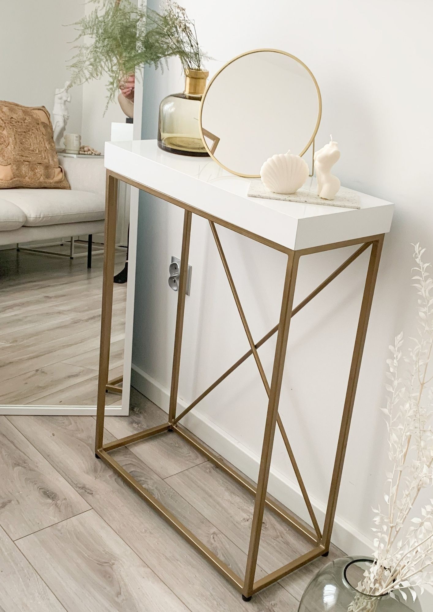Wąska konsola ABBI z białym blatem i złotą geometryczną podstawą w stylu glamour Wąska konsola ABBI z białym blatem i złotą geometryczną podstawą w stylu glamour