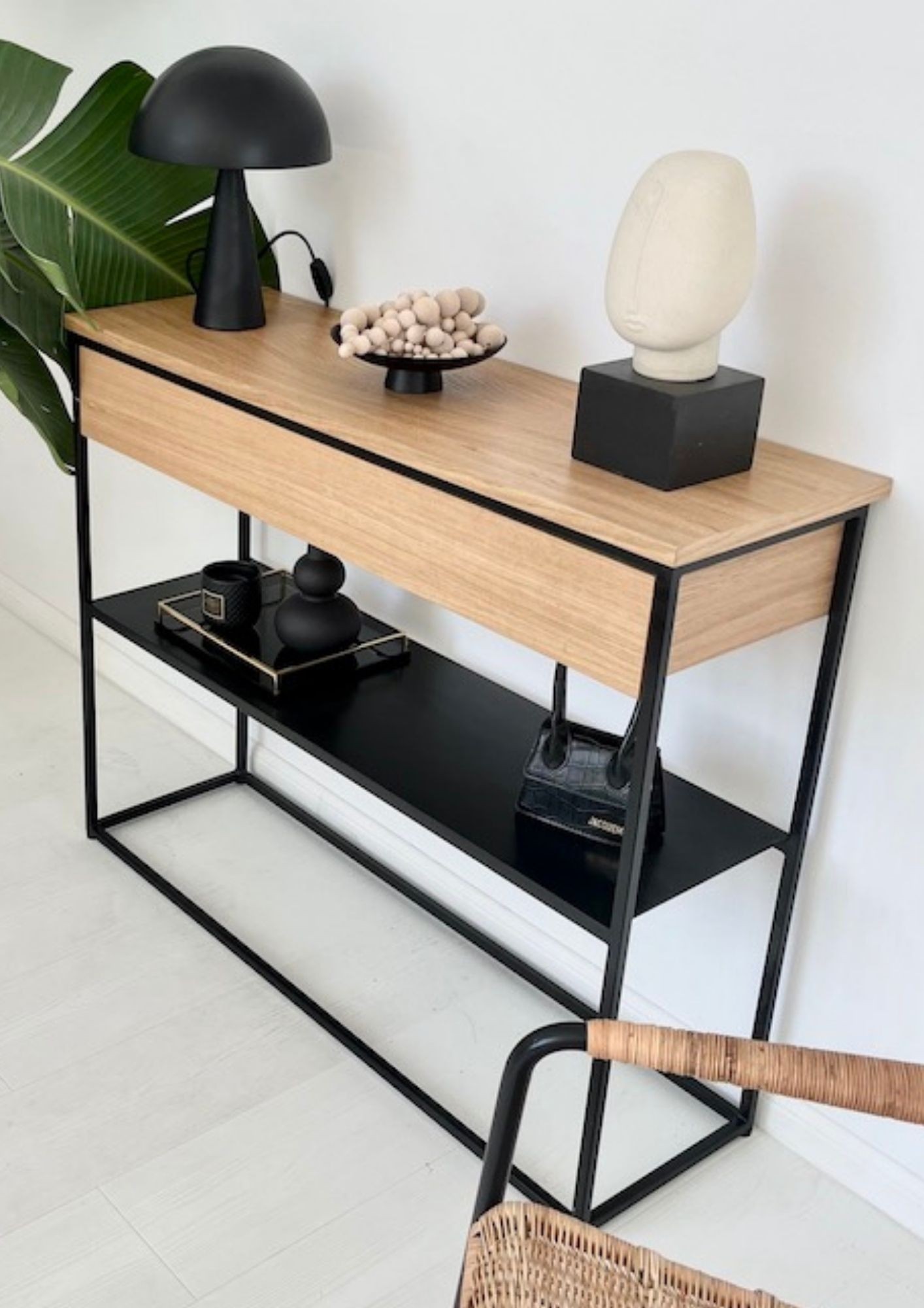 MALMO Wall-Mounted Console Table with an Oak Top, Black Shelf, and Drawer – Modern Design MALMO Wall-Mounted Console Table with an Oak Top, Black Shelf, and Drawer – Modern Design